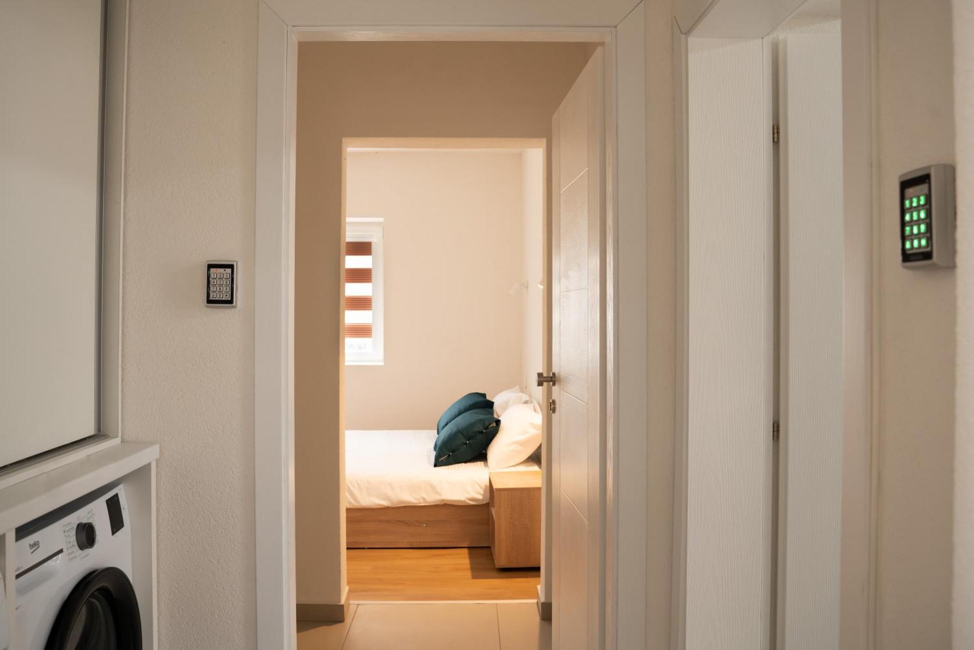 Iris Apartment *